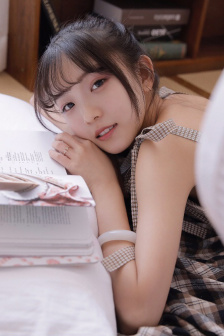 打扑克的男女
